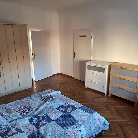 Large Flat With Two Bedrooms In The Old Town *