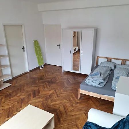 Апартаменты Large Flat With Two Bedrooms In The Old Town Братислава