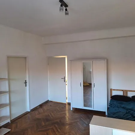 Large Flat With Two Bedrooms In The Old Town Апартаменты *